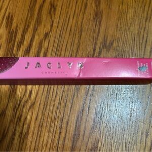 Jaclyn lip liner in “strawberry cake” brand new